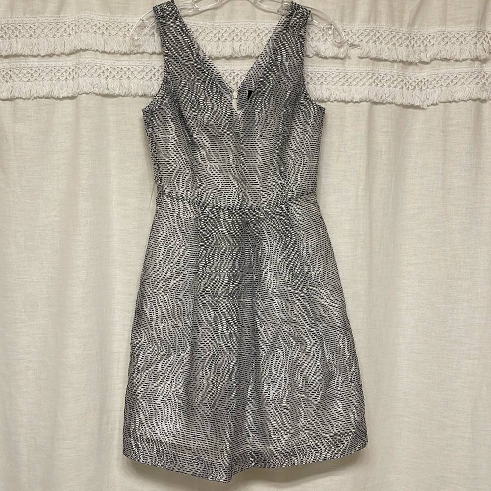 Banana Republic black and white v-necked textured dress size 2